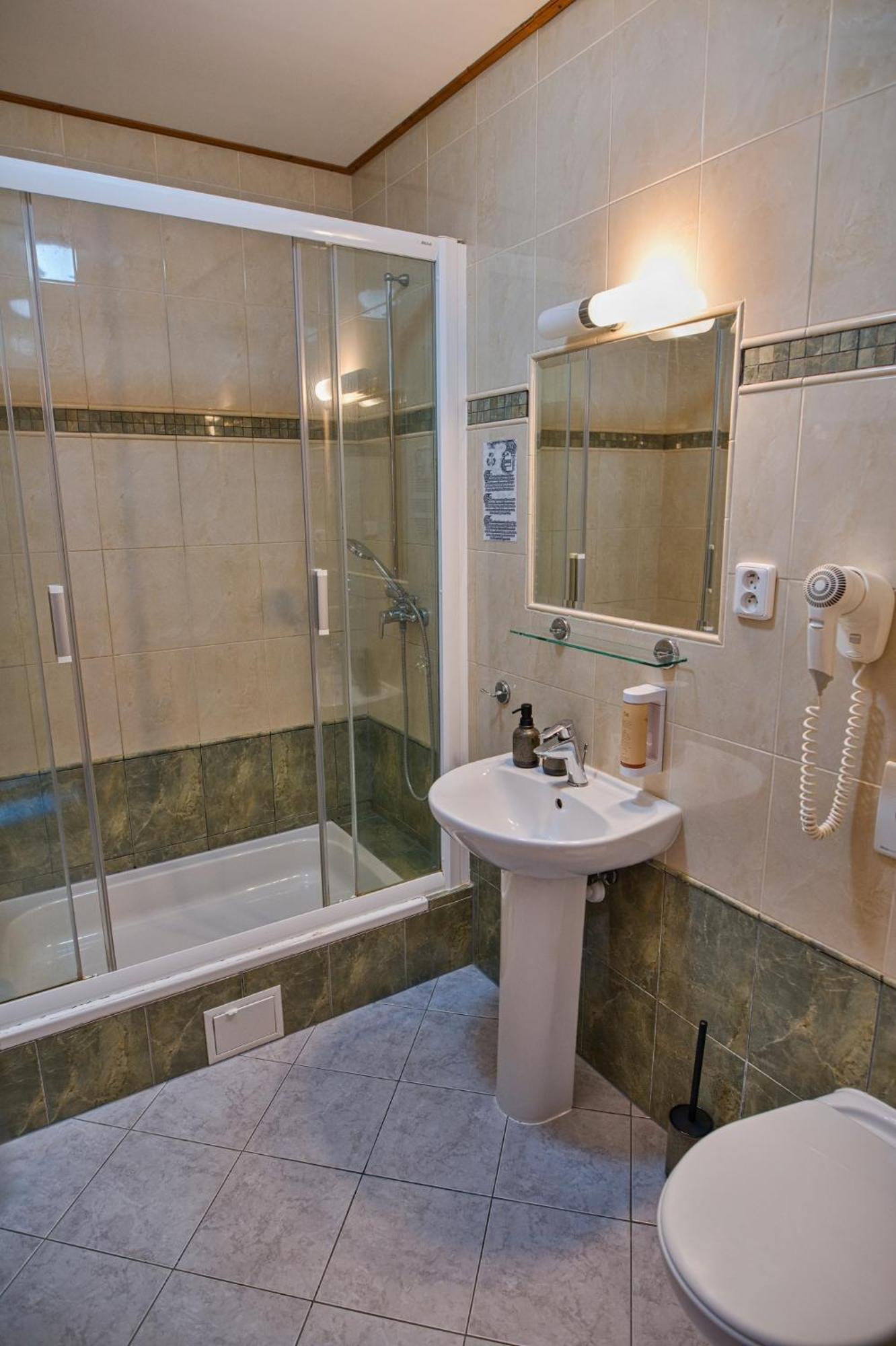 Hotel U Lipy Krusovice Экстерьер фото