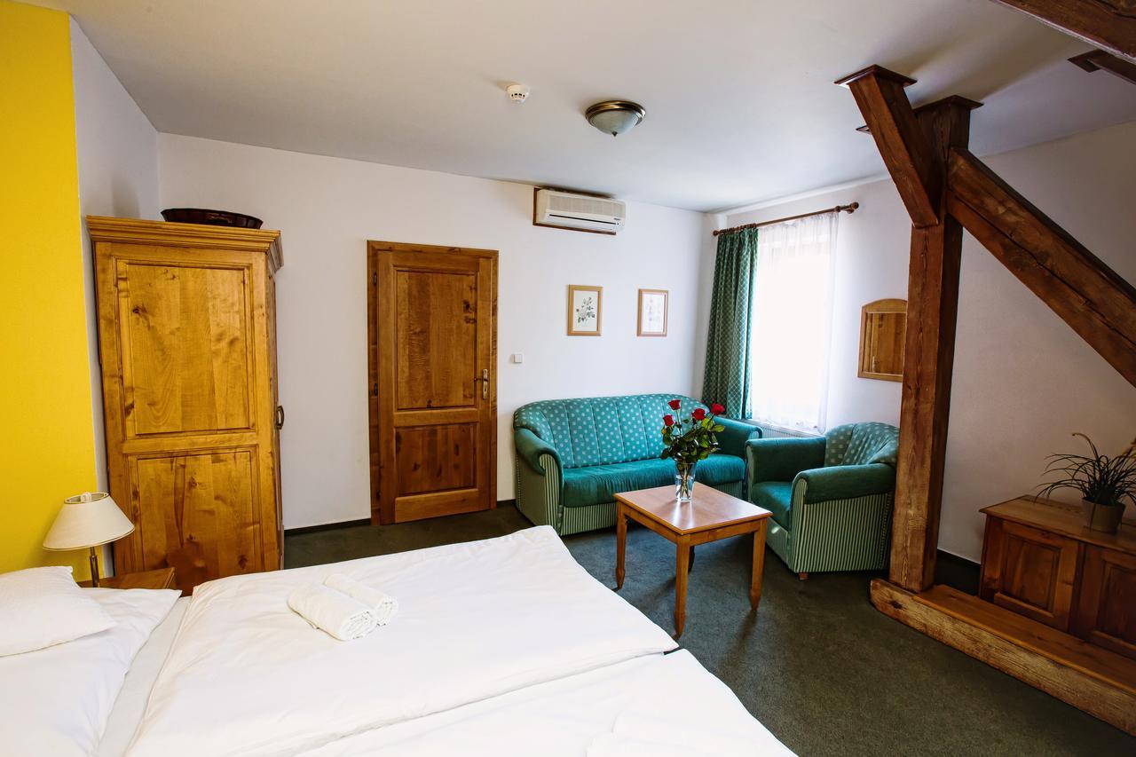 Hotel U Lipy Krusovice Экстерьер фото