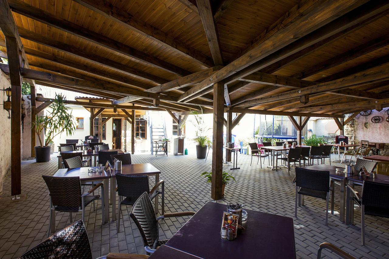 Hotel U Lipy Krusovice Экстерьер фото